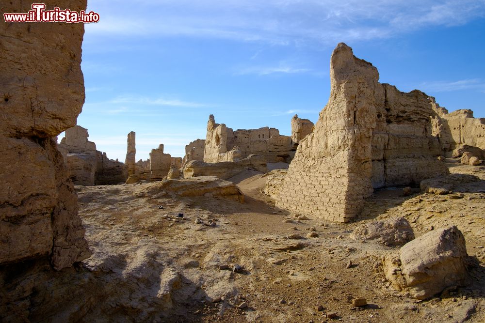 Immagine Antiche rovine di Gaochang a Turpan, Cina. Importante centro sulla Via della Seta, questa cittadina fu assediata da 120 mila uomini dell'armata mongola che ne decretò la fine.