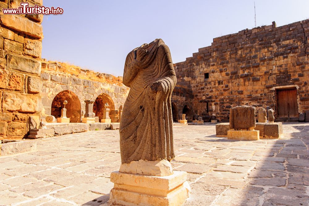 Immagine Antiche sculture nel sito archeologico di Bosra, Siria. L'area ospita la cittadella romana, il teatro, l'ippodromo, il decumano massimo, terme e basilica.