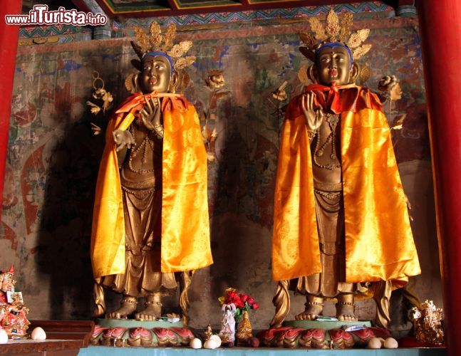 Immagine Antiche statue della dinastia Ming al monastero buddhista Wusutu Zhao nei pressi di Hohhot, Cina. Costruito nel 1606 in stile architettonico mongolo, questo edificio ospita al suo interno statue e anche murales di epoca Ming  - © Katoosha / Shutterstock.com