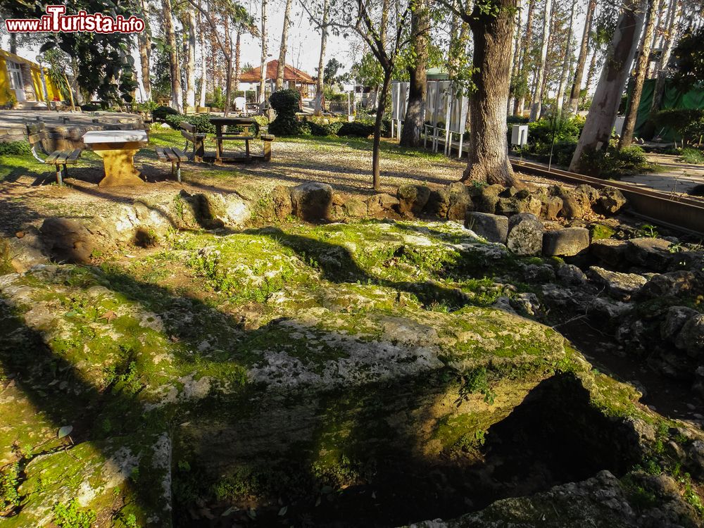 Immagine Antiche tombe al villaggio Lyrboton Kome nei pressi di Aspendos, Turchia. Secondo i vari studi archeologici queste sepolture risalirebbero al VII° secolo a.C.