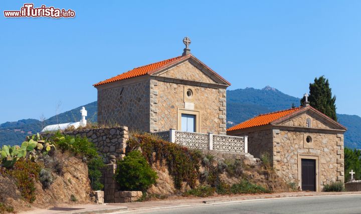 Immagine Antiche tombe di famiglia nel cimitero di Propriano, Corsica - © Eugene Sergeev / Shutterstock.com