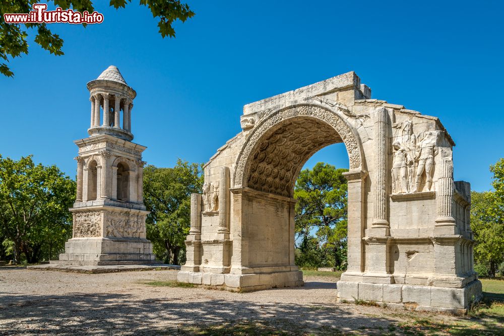 Immagine Antiche vestigia romane al sito archeologico di Saint-Remy-de-Provence (Francia): noti come "Les Antiques", questi due monumenti storici accolgono all'ingresso di Glanum.