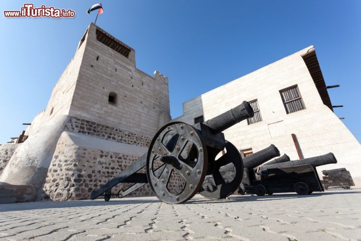 Immagine Antichi cannoni nel museo di Ras al-Khaimah, Emirati Arabi Uniti. Questo vecchio forte, distrutto due volte e ricostruito, ospita al suo interno materiale storico, etnografico e archeologico sulla storia dell'emirato - © 253465306 / Shutterstock.com