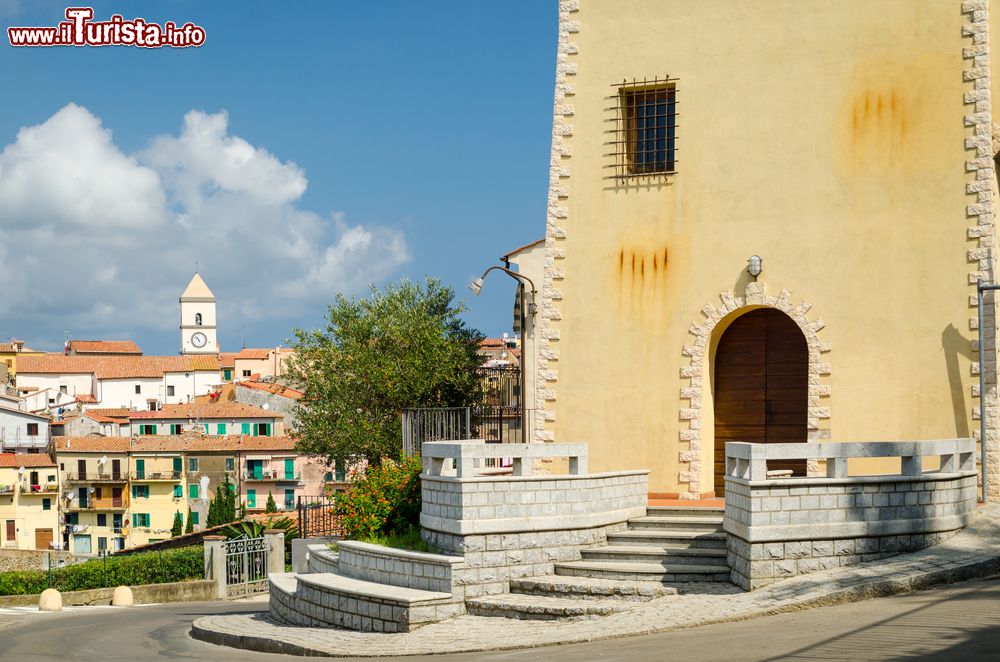 Immagine Antichi edifici a Capoliveri, Isola d'Elba, Toscana. Per chi desidera conciliare la passione per la natura con quella per la storia, Capoliveri è il luogo perfetto.