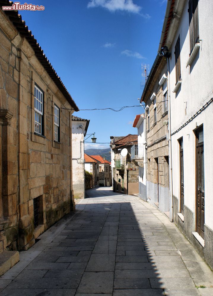 Immagine Antichi edifici affacciati su un vicolo del centro di Melgaco, Portogallo.