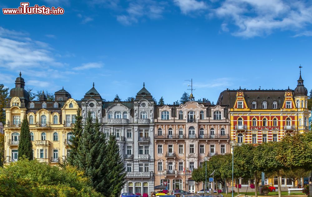 Immagine Antichi edifici affacciati su una strada del centro città di Marianske Lazne, Repubblica Ceca. 