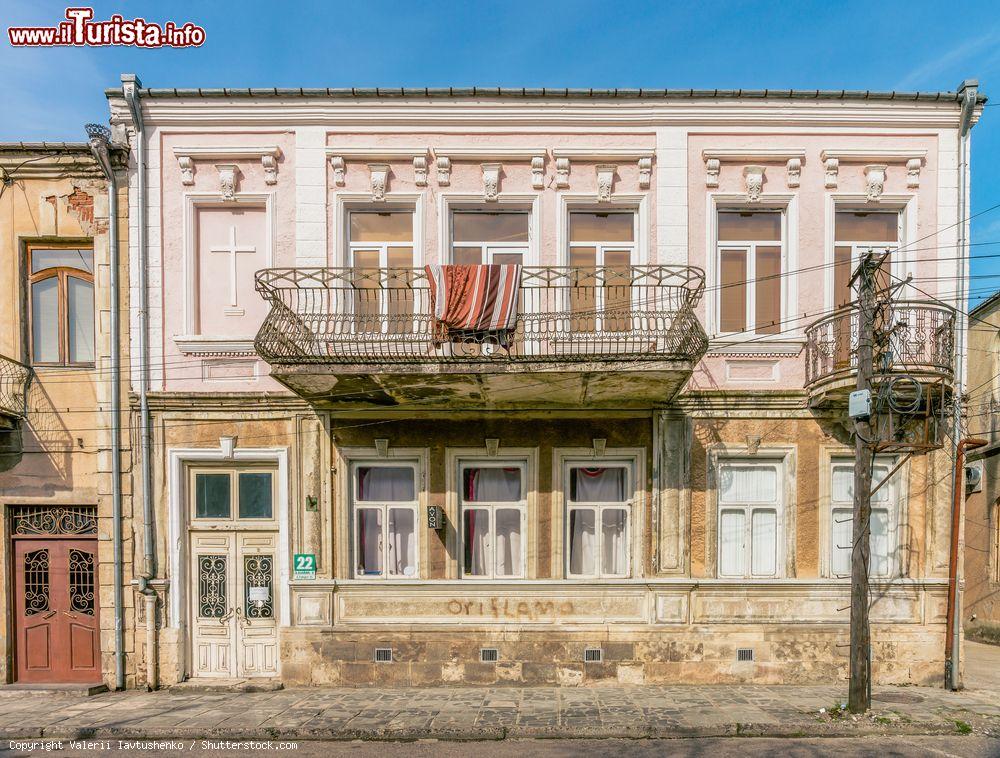 Immagine Antichi edifici affacciati su una strada della città di Kutaisi, Georgia. E' situata 221 km a ovest della capitale Tbilisi  - © Valerii Iavtushenko / Shutterstock.com