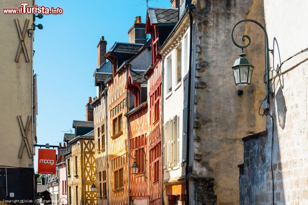 Immagine Antichi edifici affacciati su una via del centro storico di Orléans, Francia - © ilolab / Shutterstock.com