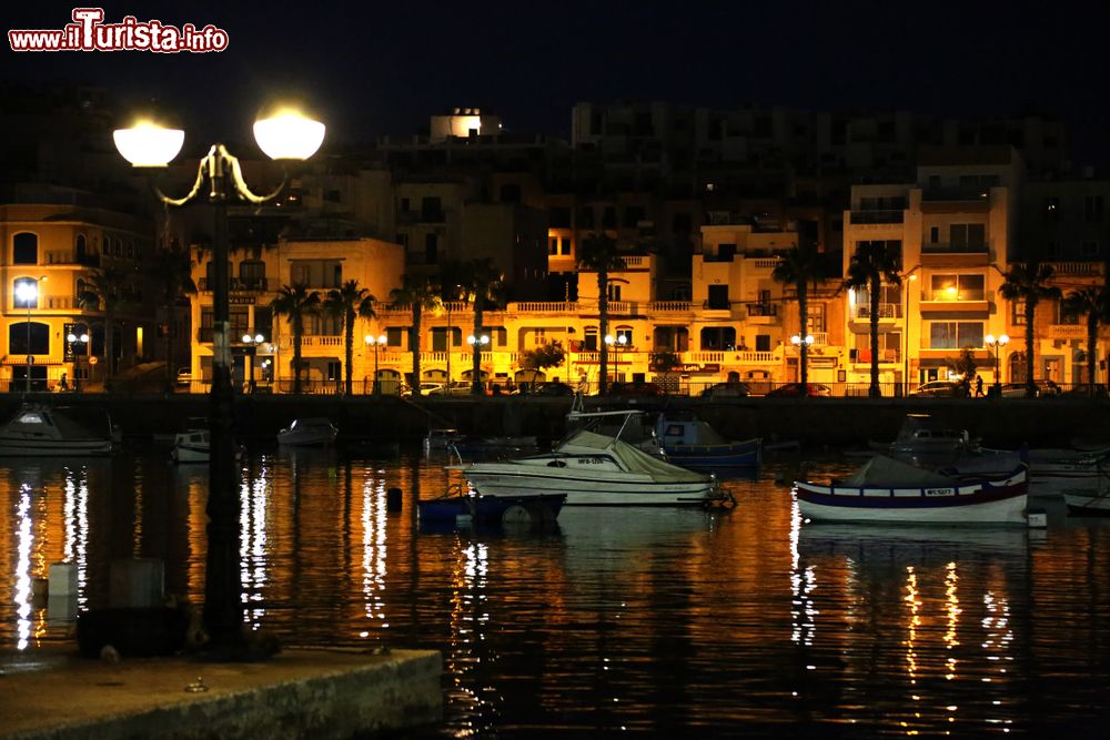 Immagine Antichi edifici di Marsascala by night, isola di Malta. Il nome di questo abitato significa "porto siciliano" perchè la baia su cui è sorta era un tempo frequentata da pescatori provenienti dalla Sicilia.