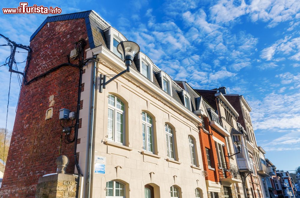 Immagine Antichi edifici in mattoni nel centro di Spa, Belgio. La città si trova immersa in una valle boscosa circondata da colline, fiumi e sorgenti.