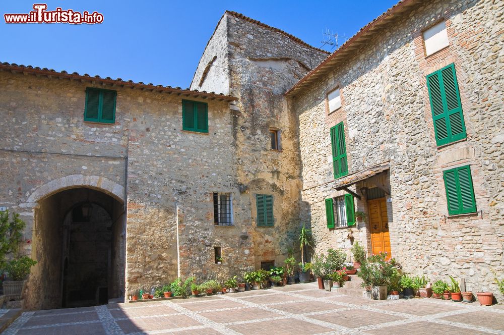 Immagine Antichi edifici in pietra affacciati su una piazzetta nel centro storico di San Gemini, Umbria, Italia. Ben conservato, il cuore del paese ha un'architettura prevalentemente medievale.
