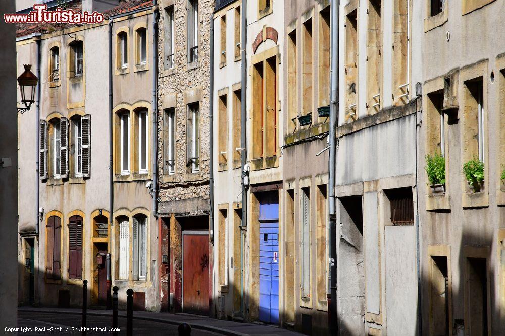 Immagine Antichi edifici nel centro storico di Metz, Francia: città romantica per eccellenza, Metz merita una visita a piedi fra le sue viuzze acciottolate -  © Pack-Shot / Shutterstock.com