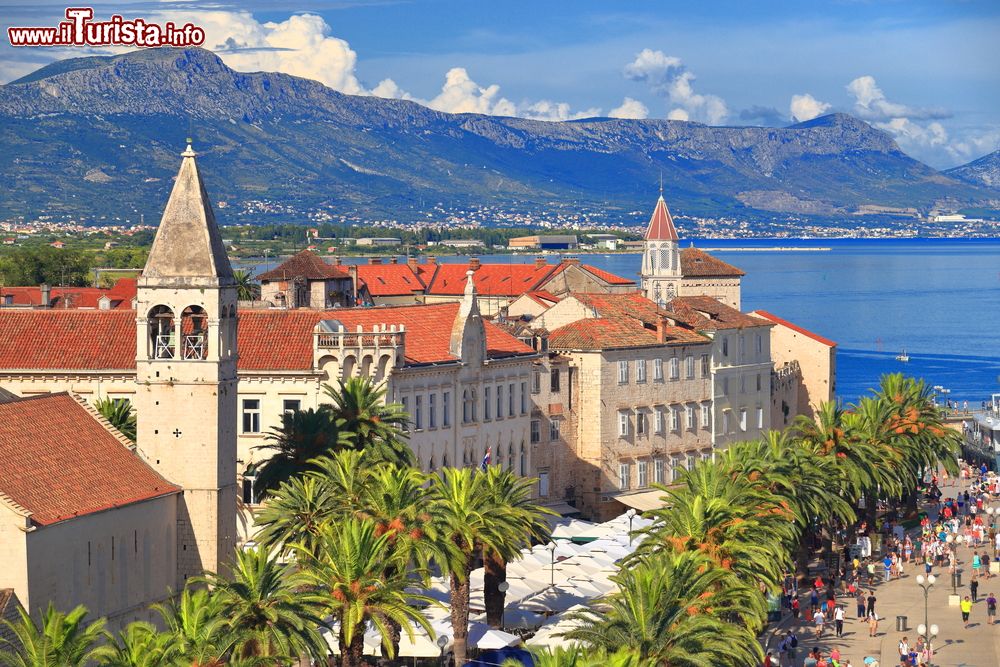 Immagine Antichi edifici religiosi a Trogir, Croazia. Sullo sfondo, il Mare Adriatico.