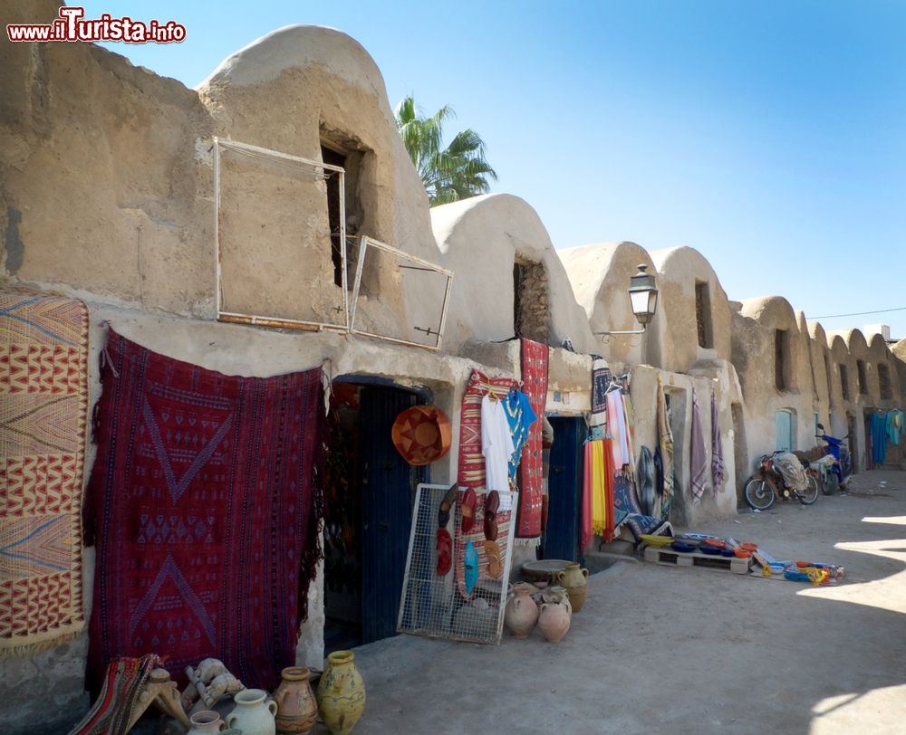 Immagine Antichi granai della città di Medenine, Tunisia, oggi utilizzati come botteghe per la vendita di souvenir.