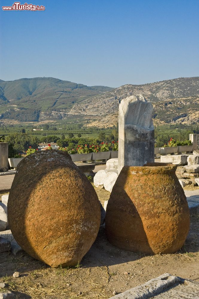 Immagine Antichi otri nella città di Sulcuk, nei pressi di Efeso, Turchia.