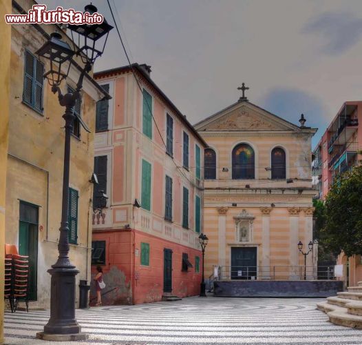 Immagine Antichi palazzi con la chiesa nel cuore del centro storico di Albissola Marina, Savona, Liguria - © maudanros / Shutterstock.com