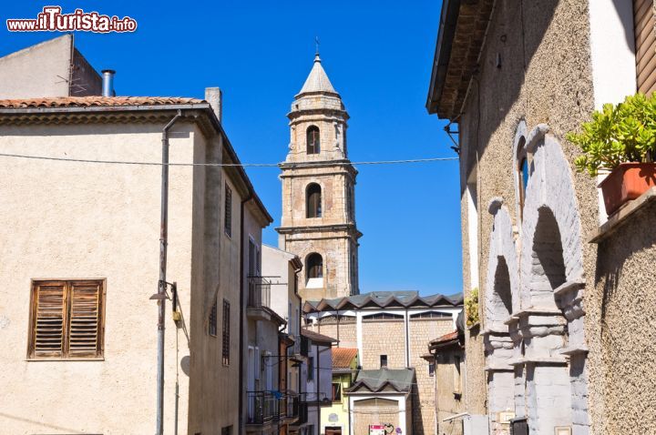 Immagine Antichi palazzi di Satriano di Lucania (Basilicata) con la torre campanaria sullo sfondo - © Mi.Ti. / Shutterstock.com