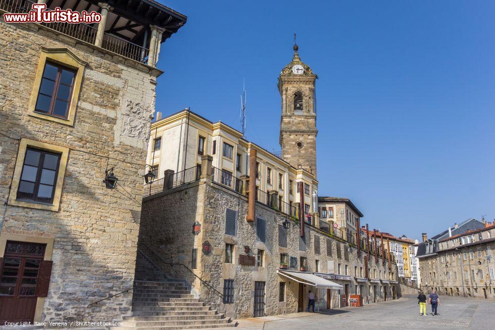 Immagine Antichi palazzi in pietra in Aihotz Plaza a Vitoria Gasteiz, Spagna - © Marc Venema / Shutterstock.com