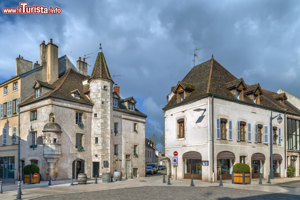 Immagine Antichi palazzi nel centro di Beaune, Francia, in una giornata con il cielo grigio.