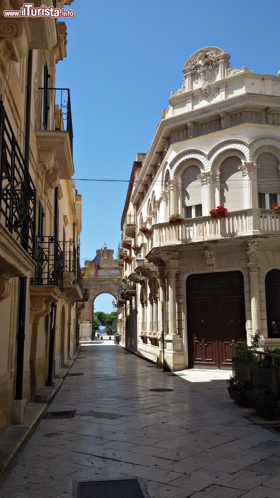 Immagine Antichi palazzi nel centro storico di Marsala, Sicilia. Racchiuso nel perimetro della città medievale, il cuore di Marsala ospita monumenti e luoghi di cultura.