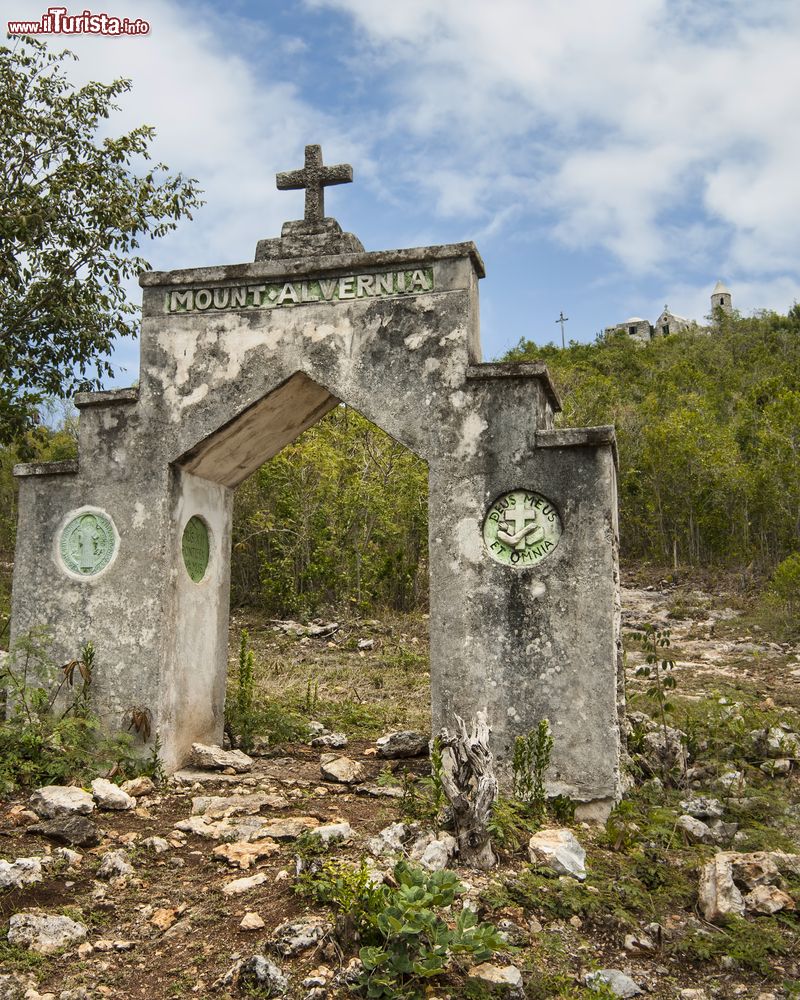 Immagine Antichi resti del monastero Hermitage in cima al Monte Alvernia sull'isola di Cat, Bahamas.
