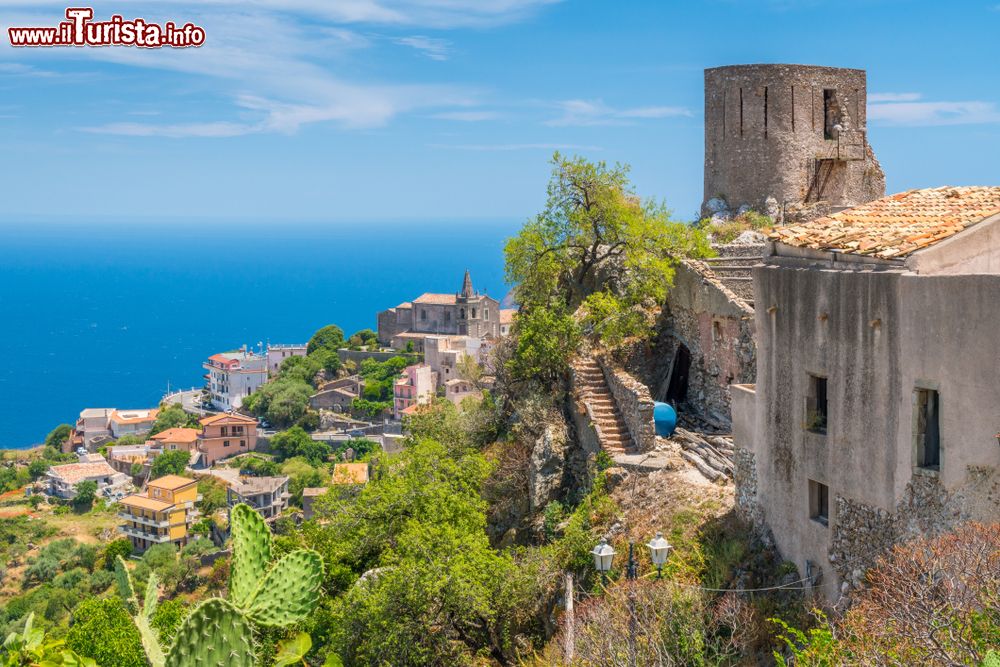 Immagine Antichi ruderi di Forza d'Agrò, provincia di Messina, con il mare sullo sfondo.