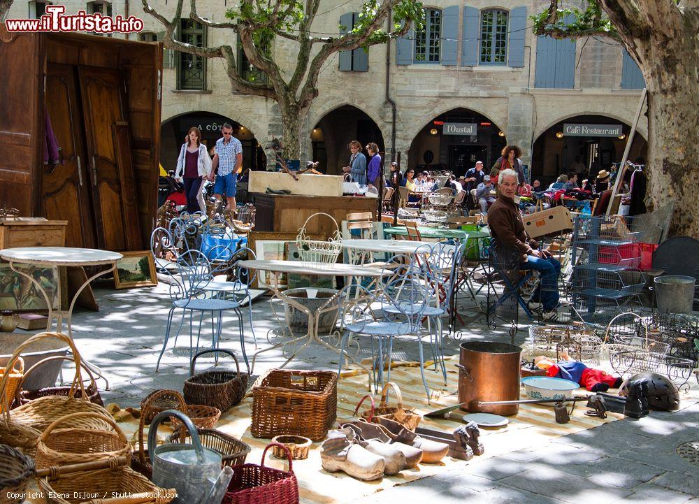 Immagine Antichità al mercato delle pulci di Uzes, Francia - © Elena Dijour / Shutterstock.com