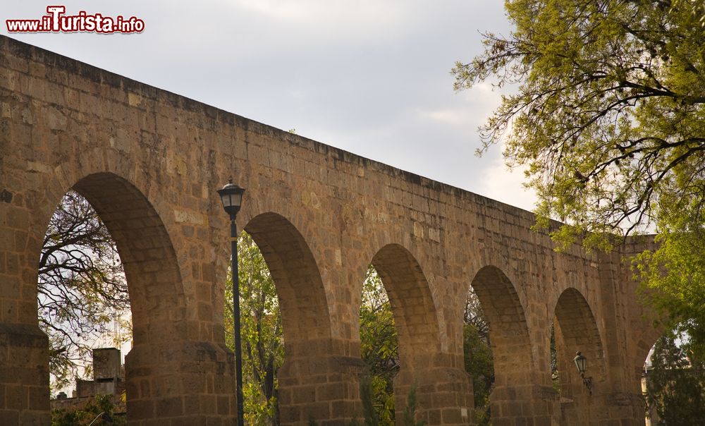 Immagine Antico acquedotto di Morelia, Messico. Questo imponente acquedotto venne costruito fra il 1785 e il 1788 per soddisfare il crescente fabbisogno idrico della città. E' formato da 253 archi ed è particolarmente suggestivo di sera quando viene illuminato.