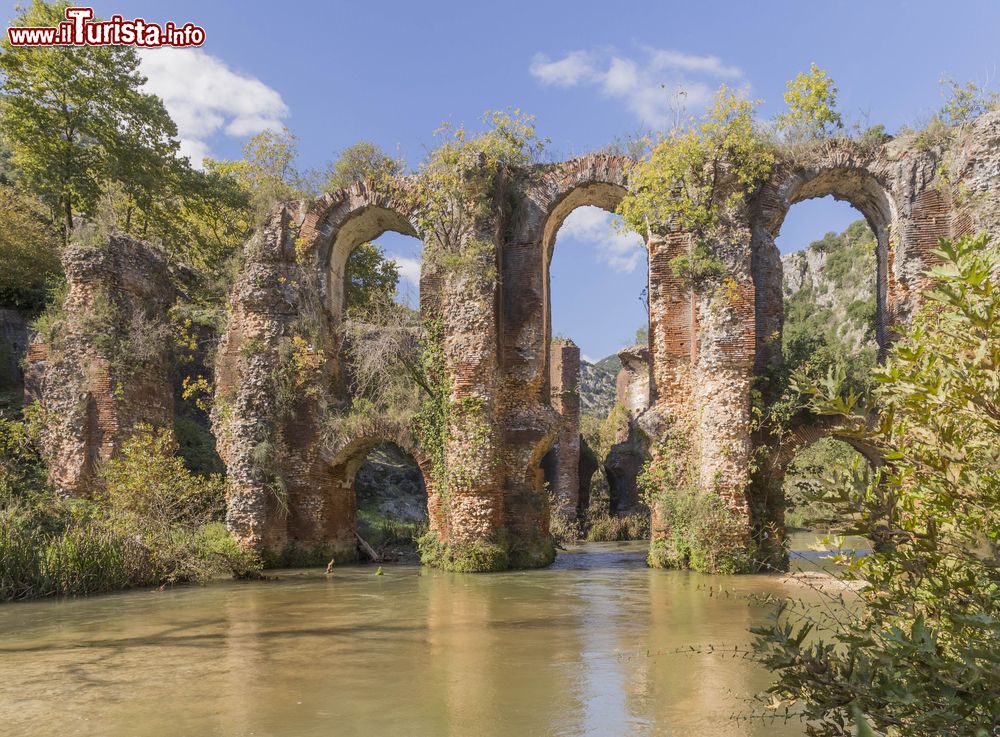 Immagine L'antico acquedotto romano di Nicopolis, Epiro, Grecia. Parte dall'estremità settentrionale della valle del Louros, nei pressi del villaggio di San Giorgio, a nord di Filippiada.