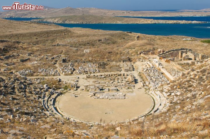 Immagine Antico anfiteatro dell'isola di Delos, Grecia. Una suggestiva immagine dall'alto di ciò che rimane dell'anfiteatro di Delos: oggi l'isola è praticamente disabitata ma richiama turisti e appassionati di archeologia provenienti da tutto il mondo