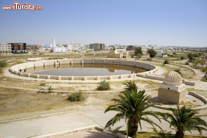 Immagine Antico bacino aglabita a Kairouan, Tunisia - La quarta città santa dell'Islam ha un'interessante sorpresa da svelare a chi la visita: i bacini circolari ospitati in periferia. Si tratta di un importante complesso di serbatoi d'acqua realizzato attorno all'800 durante il regno degli Aglabiti. Il più grande ha un diametro di 128 metri © JuTi / Shutterstock.com