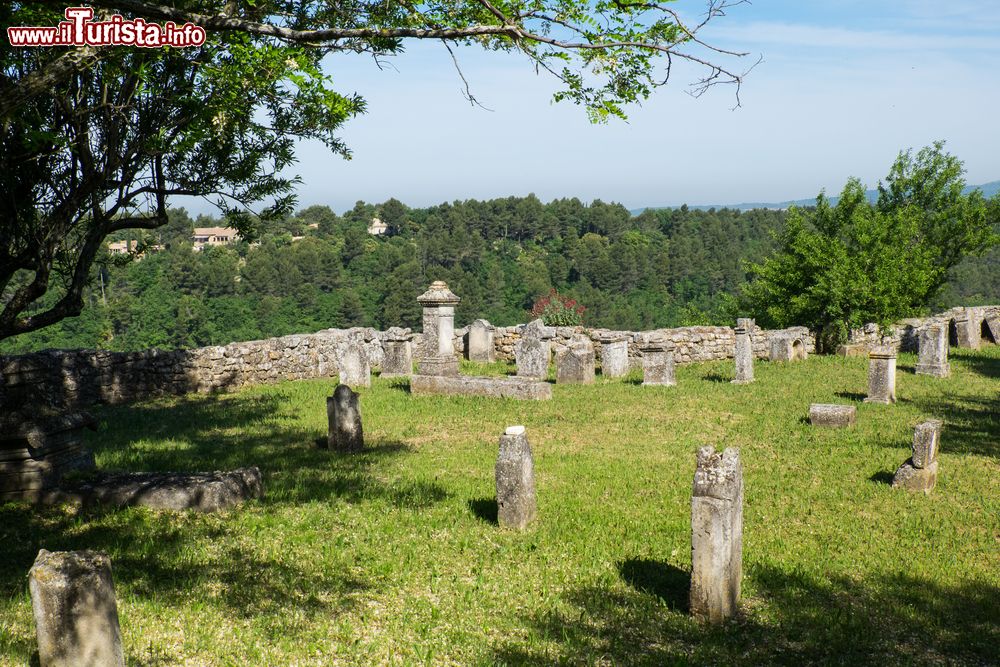 Immagine L'antico cimitero di Ménerbes nel sud della Francia.