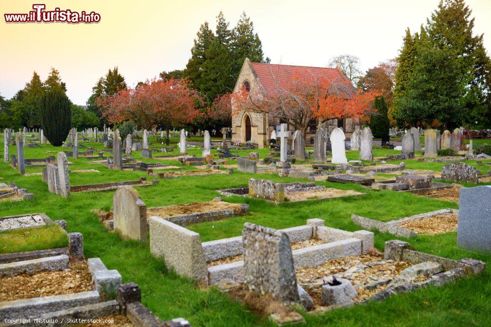 Immagine L'antico cimitero Wolvercote a Oxford, Inghilterra. Qui riposano anche John Ronald Reuel Tolkien e sua moglie Edith Mary Tolkien. - © MNStudio / Shutterstock.com