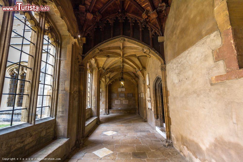 Immagine Un antico corridoio della chiesa di Cristo all'Università di Oxford, Inghilterra. Fa parte del Priorato Originale di St. Frideswide che sorgeva in quel luogo prima della costruzione del college - © e X p o s e / Shutterstock.com