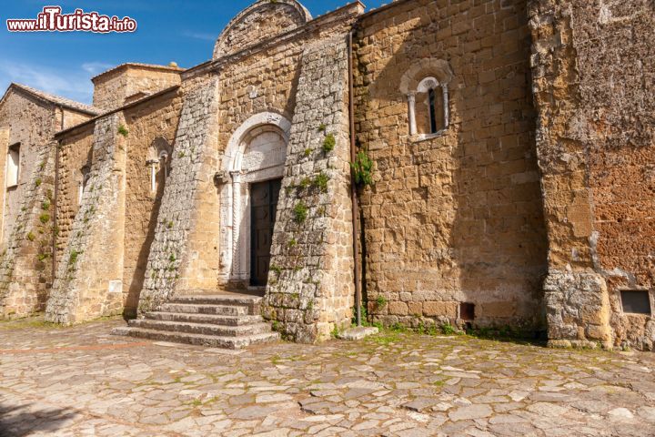 Immagine Antico Duomo di Sovana, Toscana. Uno degli edifici religiosi del borgo toscano dove il contrasto fra i mattoni di tufo e l'azzurro del cielo crea un'atmosfera ancora più suggestiva - © Master1305 / Shutterstock.com