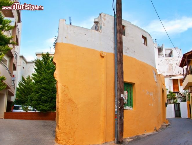 Immagine Antico e moderno a contatto nel centro storico di Heraklion, Creta - La città di Heraklion è un perfetto connubio di edifici antichi e moderni che ne caratterizzano strade e piazze © eFesenko / Shutterstock.com