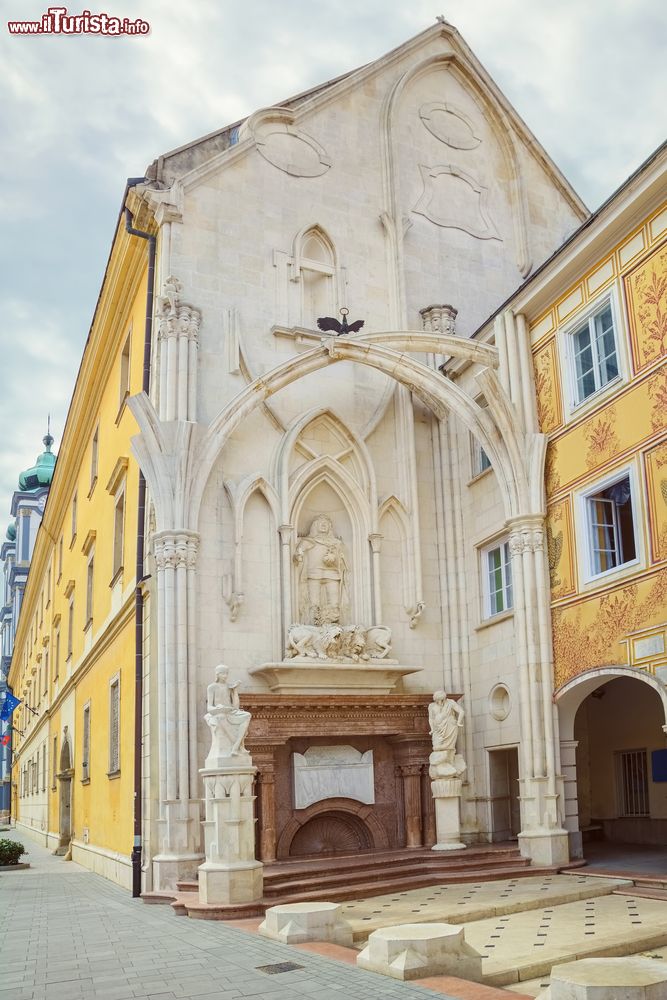 Immagine Un antico edificio con decorazioni scultoree a Szekesfehervar, Ungheria.