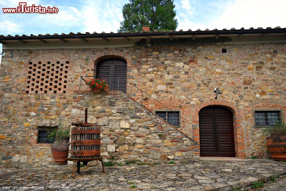 Immagine L'antico edificio del castello di Gabbiano, San Casciano in Val di Pesa (Toscana). Le due torri di influenza francese situate ai 4 angoli della fortezza, risalgono al 1505 - © Simona Bottone / Shutterstock.com