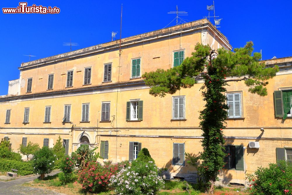 Immagine Un antico edificio nel centro fortificato di Terra Murata, isola di Procida, Campania.