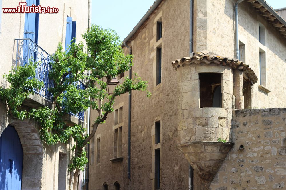 Immagine Antico edificio nel centro storico di Pezenas, Francia, costruito in blocchi di pietra.