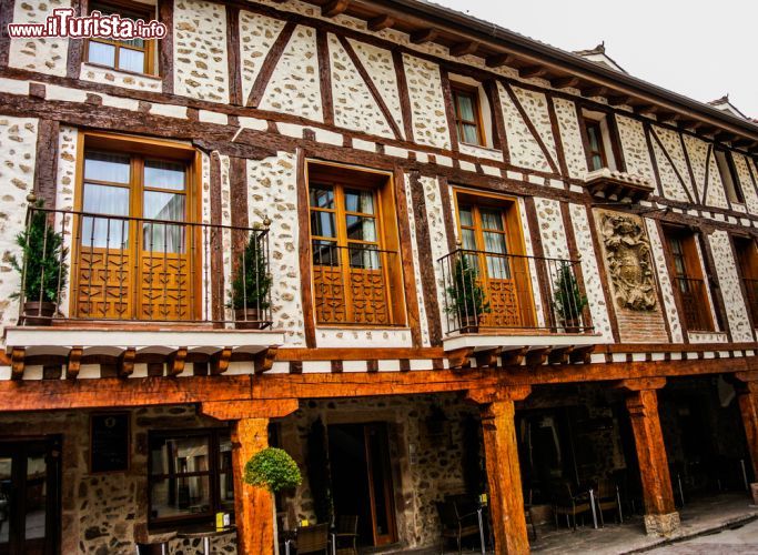 Immagine Antico edificio nel villaggio di Ezcaray, Spagna - Si trova nel cuore del centro storico di Ezcaray questo bel palazzo con travi in legno: fra gli edifici più antichi del paese spagnolo, è anche uno dei più fotografati per le decorazioni e lo stile che ne contraddistinguono la facciata © Ander Dylan / Shutterstock.com