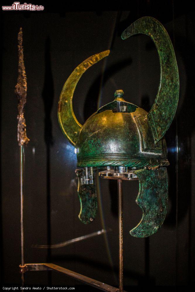 Immagine Antico elmetto di un guerriero al museo di Pontremoli, Toscana - © Sandro Amato / Shutterstock.com