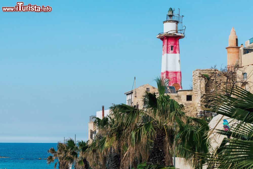 Immagine Un antico faro sulle pendici della vecchia città di Jaffa, Israele. Siamo sulla costa del Mediterraneo: Jaffa, Yafo in ebraico, è arroccata su una collina a sud di tel Aviv ed è una delle città più antiche del mondo.