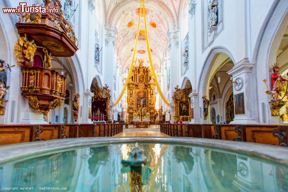 Immagine Un antico fonte battesimale in marmo nella Stadtpfarrkirche Church di Landsberg am Lech, Germania  - © muratart / Shutterstock.com