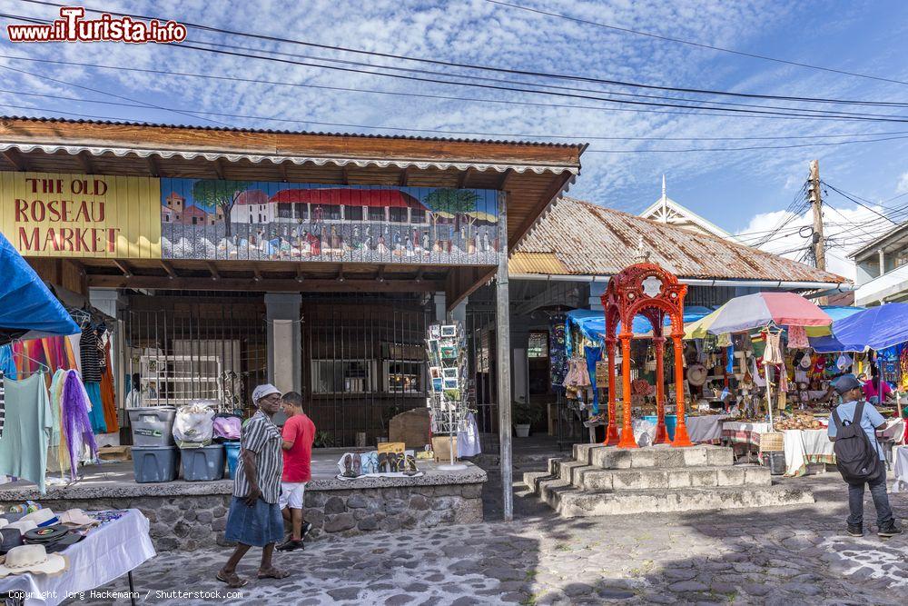 Immagine Gente all'antico mercato di Roseau con la storica statua rossa al centro, Dominica. Un tempo questo era il mercato degli schiavi - © Jorg Hackemann / Shutterstock.com