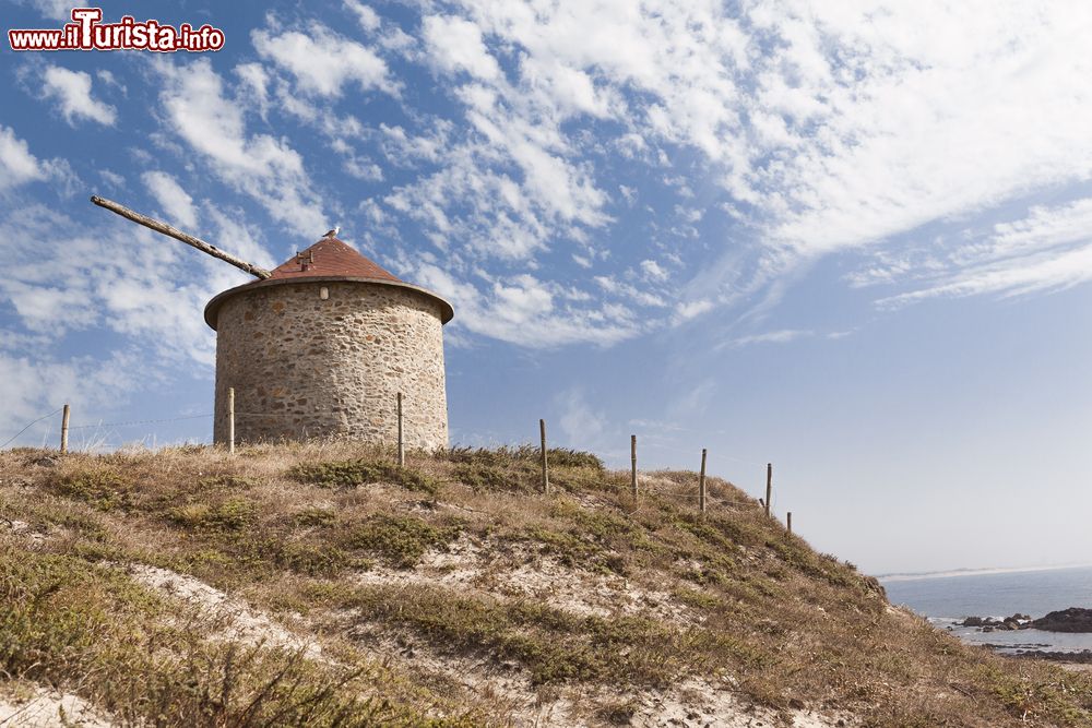Immagine Un antico mulino a vento sulla cima di una duna a Esposende, Portogallo. Un tempo importante porto di pesca e marittimo, questa cittadina è oggi una frequentata meta turistica soprattutto durante i mesi estivi.