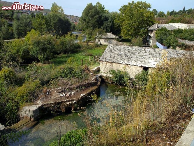 Immagine Un antico mulino ad acqua nei pressi di Blagaj, in Bosnia-Erzegovina - i mulini ad acqua sono piuttosto frequenti a Blagaj e nei dintorni, in questo splendido territorio nel sud della Bosnia-Erzegovina. Questo pittoresco villaggio si trova infatti alla sorgente dell'imponente fiume Buna, che fornisce l'energia indraulica ai mulini. - © DyziO / Shutterstock.com