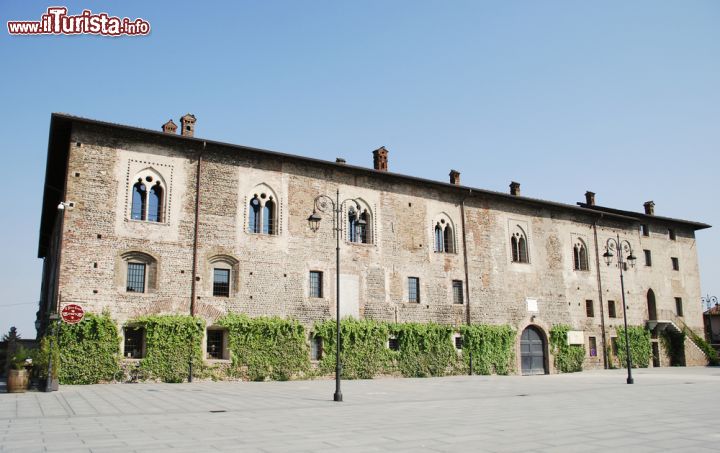 Immagine Un antico palazzo a Cassano d Adda in Lombardia- © Drimi / Shutterstock.com