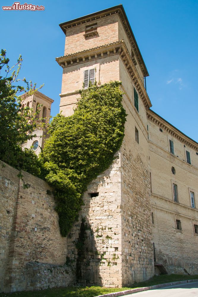 Immagine Un antico palazzo del centro storico di Montefalco, provincia di Perugia, Umbria. Nel borgo si possono ammirare e visitare bellezze artistiche, storiche e architettoniche.