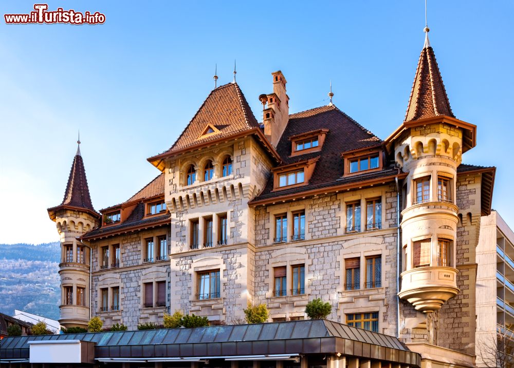 Immagine Antico palazzo di Briga, Svizzera, al calar del sole. Siamo nel Canton Vallese dove Briga è un piccolo gioiello di arte e architettura.